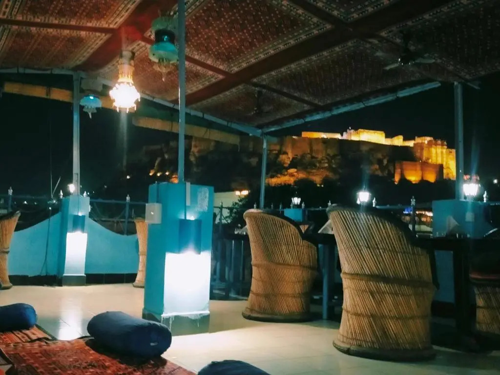 Dylan Cafe And Guest House