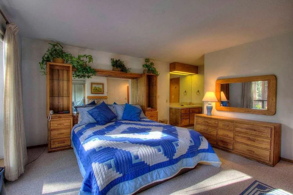 Ski Lake Lodge by Lake Tahoe Accommodations