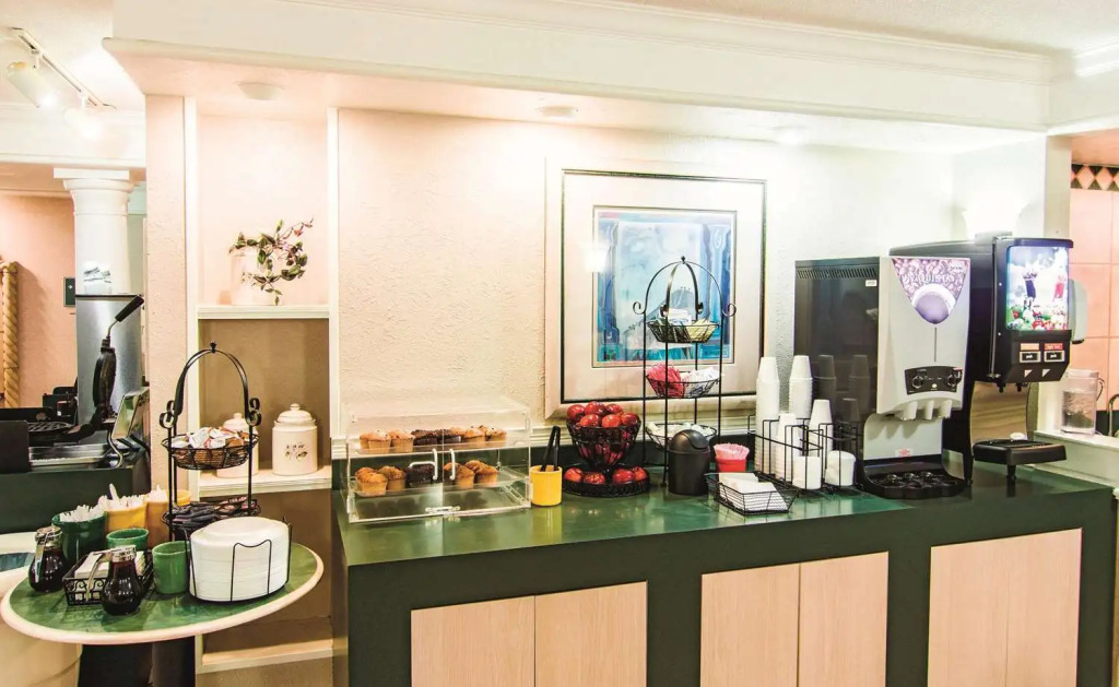 Norwood Inn & Suites By BlissPoint