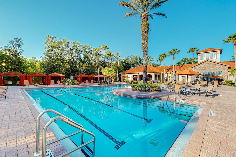 Resort Condo With Heated Pool, Gym, BBQ Area, Balcony, W/d, Children's Pool, AC