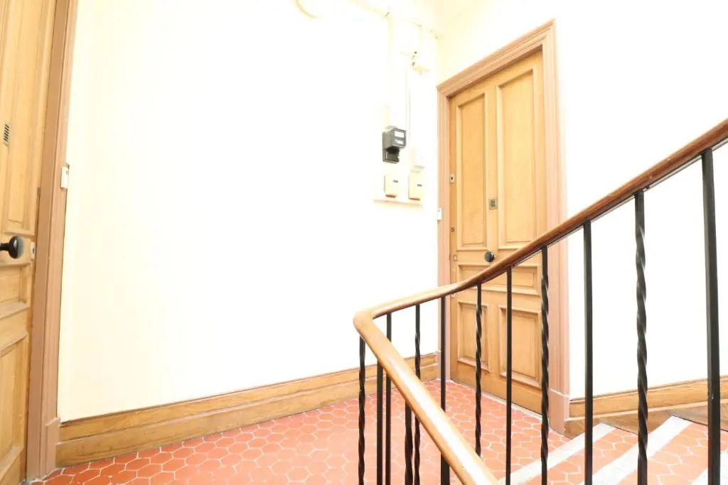 2 Bedroom Forville. 8 Mins From the Palais. 328