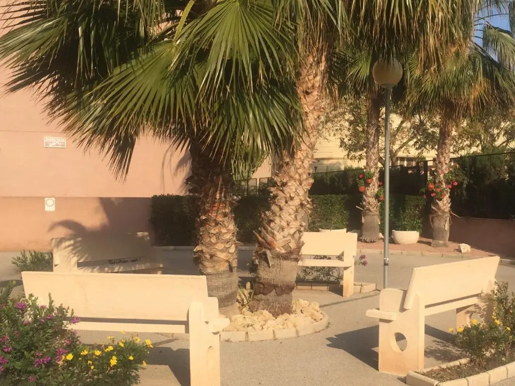 Piscina y terraza a 200m del mar