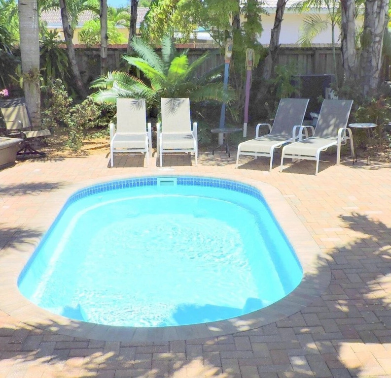 Tiki Getaway 3/2 for 8 Heated Pool, Tiki Hut, Bar