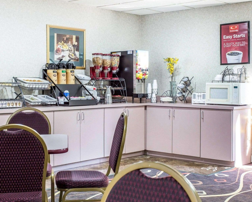 Econo Lodge Inn & Suites Marietta near Dobbins ARB