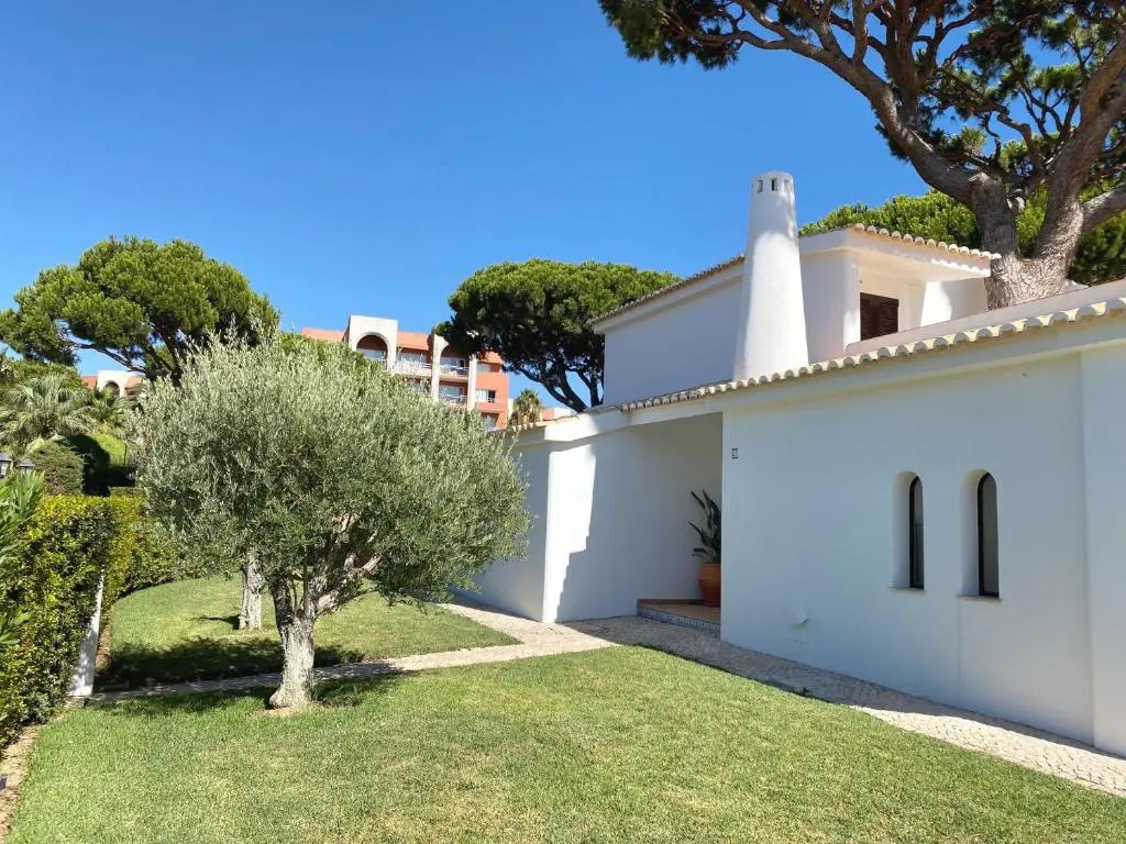 Charming 3-bed Villa With Pool in Olhos de Agua