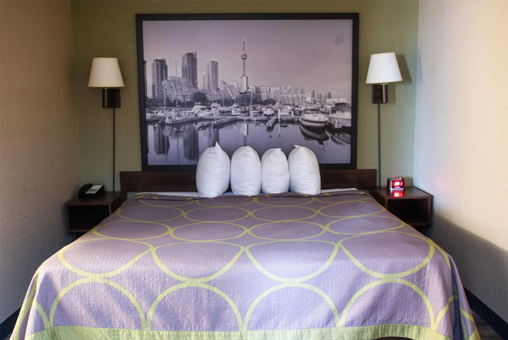Super 8 by Wyndham Mississauga