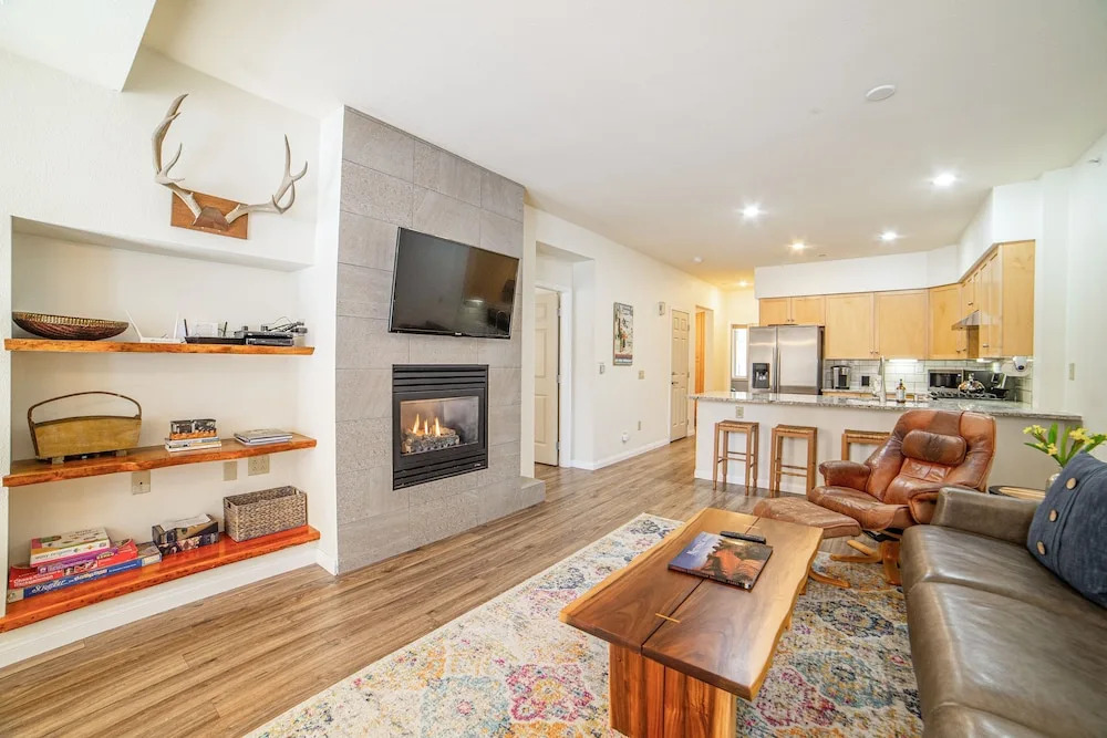 Updated W/ Pool & Hot Tub - Walk To Lift! 2 Bedroom Condo