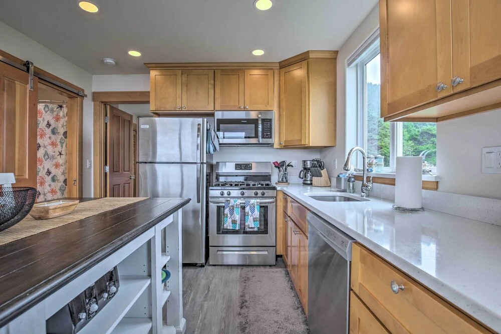 Yachats Gem w/ Private Balcony & Ocean Views!