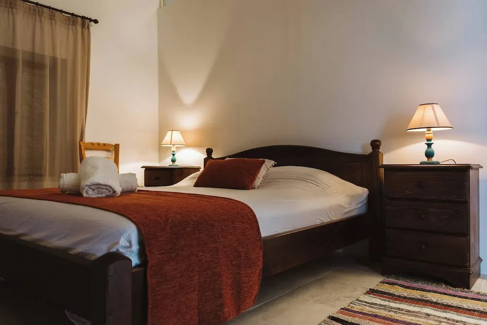 Charming 3-bedroom Cottage in Heart of Vasa Koilaniou