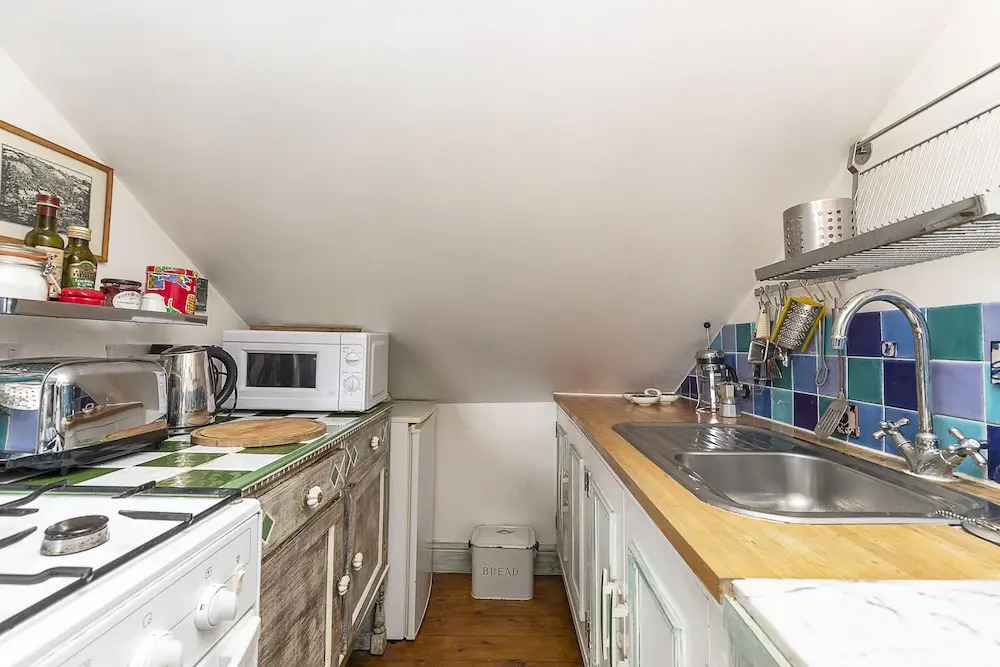 Colorful studio for 2, near Ladbroke Grove station