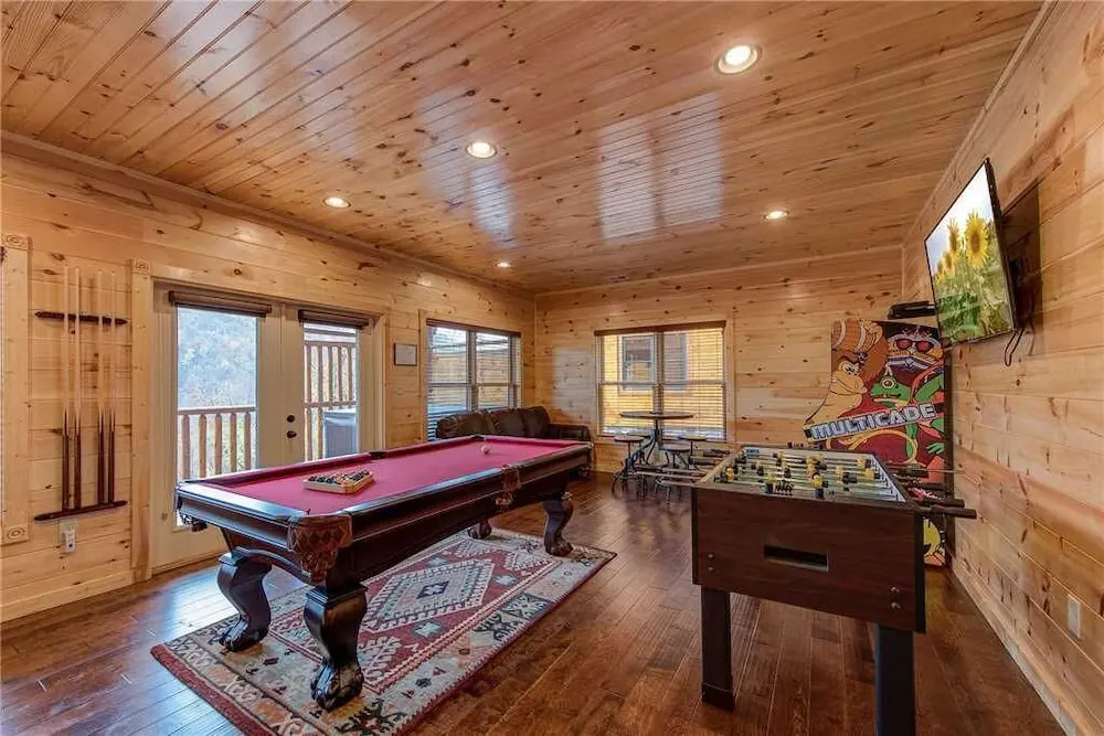 Majestic Manor - Three Bedroom Cabin