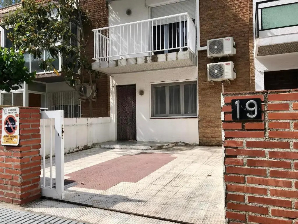 Casa con jardín y parking La Pineda 114D - INMO22