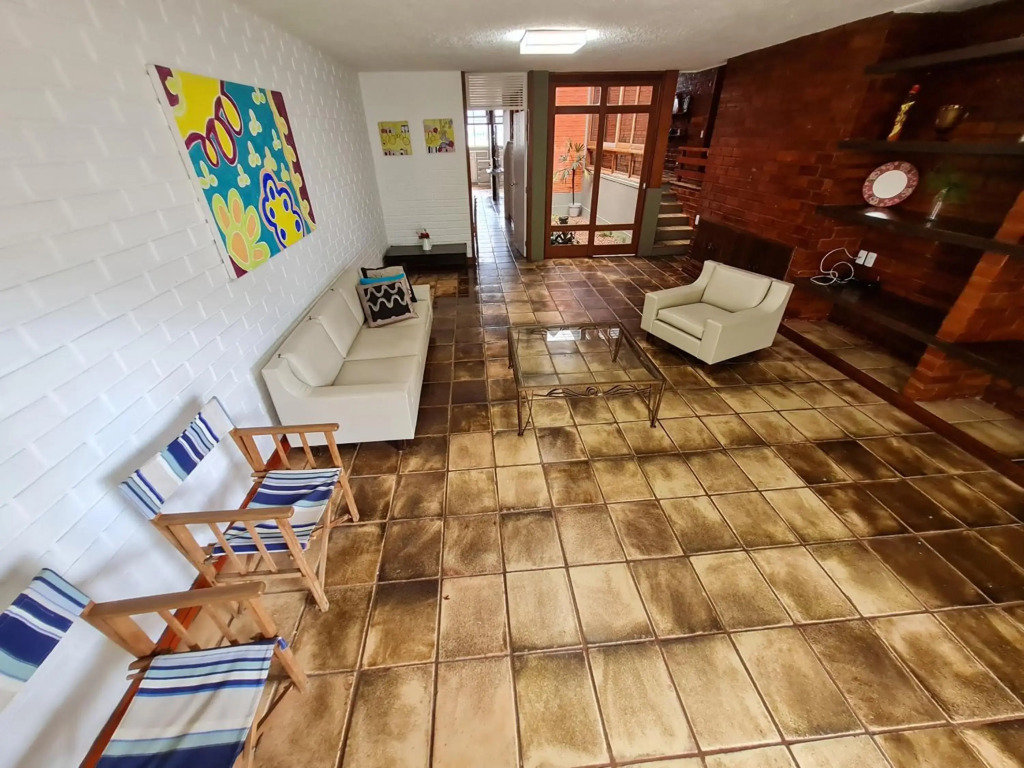 Casa Super Agradável, 250 metros da praia da Areia Preta, cinco quartos com ar, wifi, garagem, completa