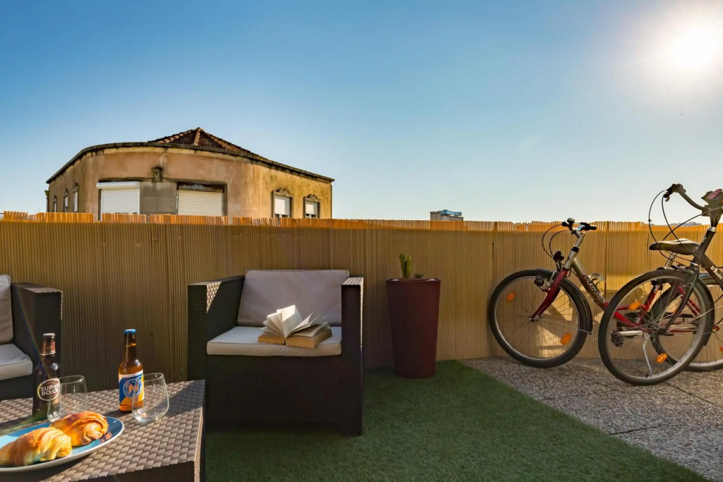 Music Relaxing Apt with bikes, terrace & parking