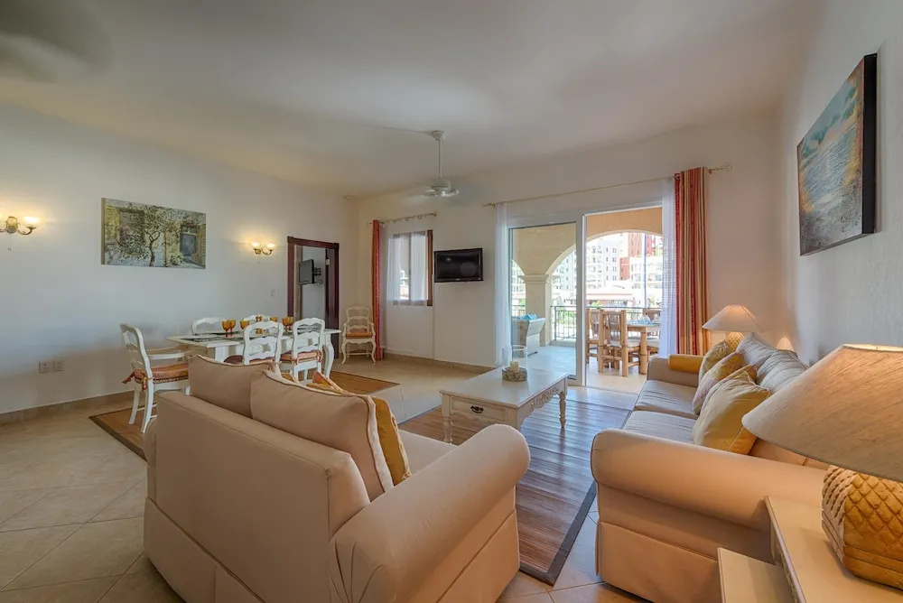 Porto Cupecoy Dream, Walk to Shops, Restaurants Beaches, Communal Pool, Free Wifi, AC
