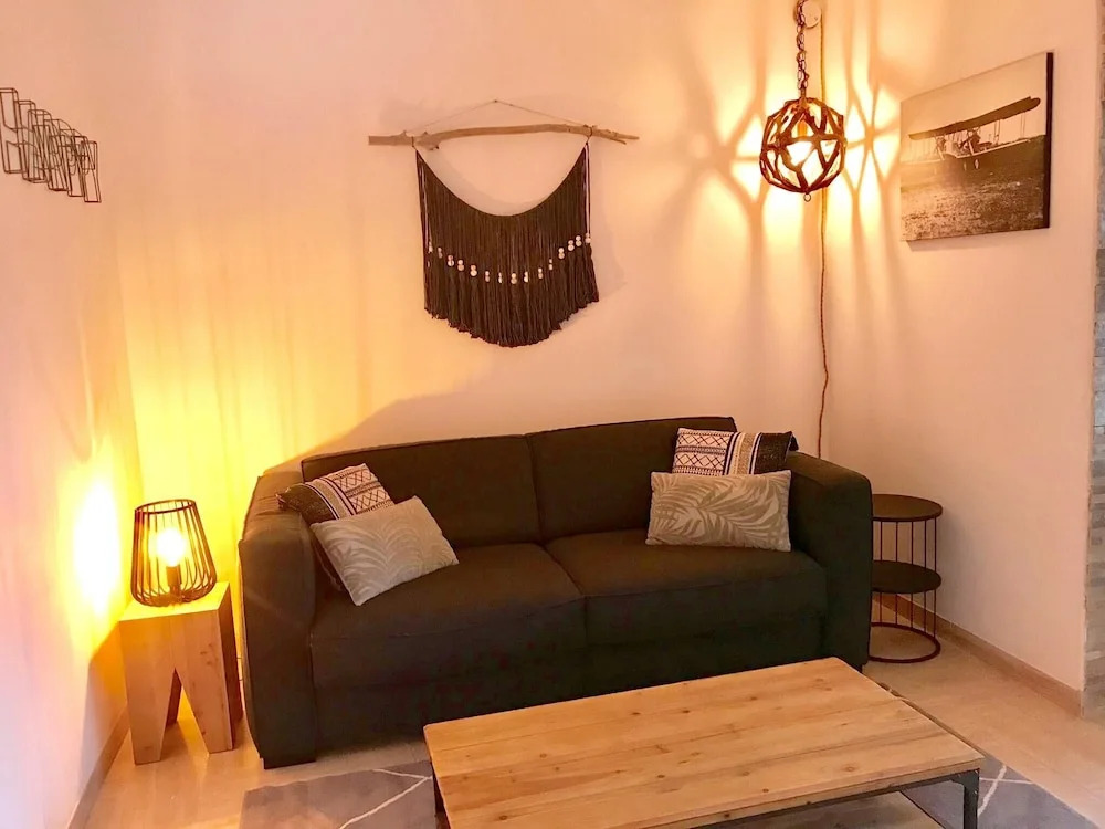 Studio in Mandelieu-la-napoule, With Wonderful Mountain View, Pool Access, Enclosed Garden - 1 km From the Beach
