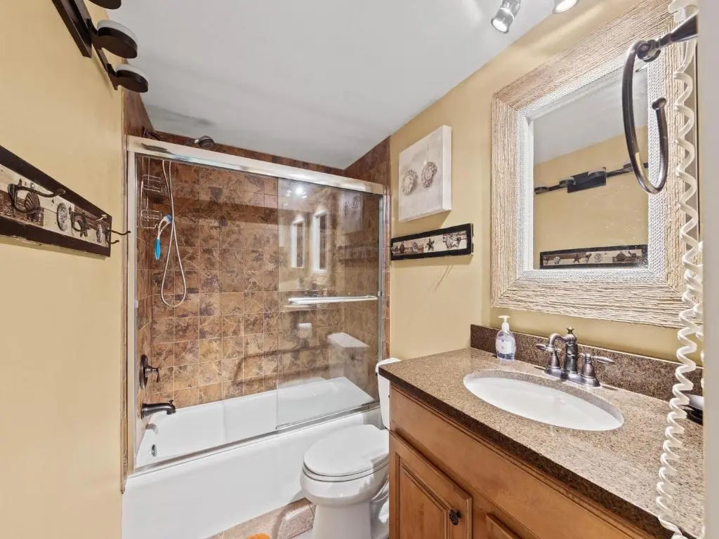 Windward Point 212, 2 Bedroom, Heated Pool Access, Bay View, WiFi, Sleeps 4
