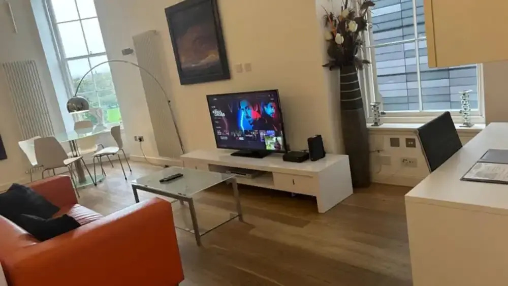 Spacious one bed Quartermile Apartment With Breathtaking Park Views - V Central