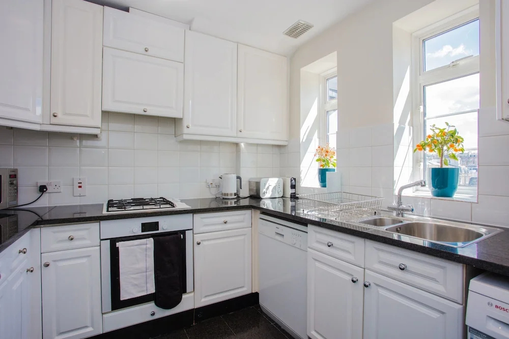 Stylish 2 Bedroom Flat In Prime Kensington