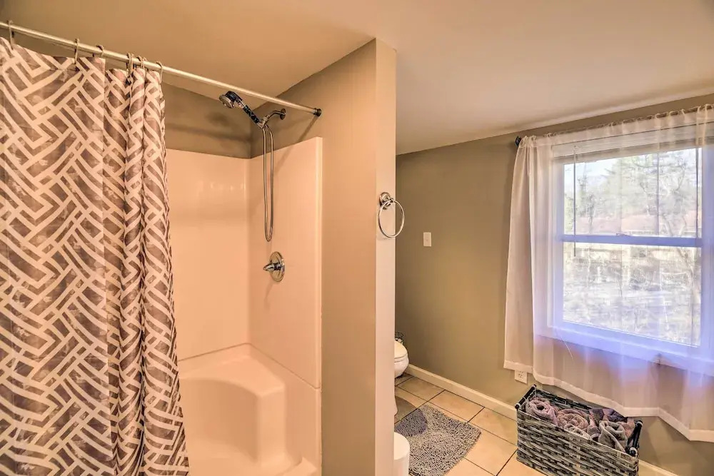 Cozy Bristol Home w/ Yard ~ 1 Mile to Downtown!