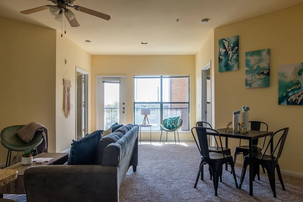 1 and 2 BR Apts in Downtown by Frontdesk