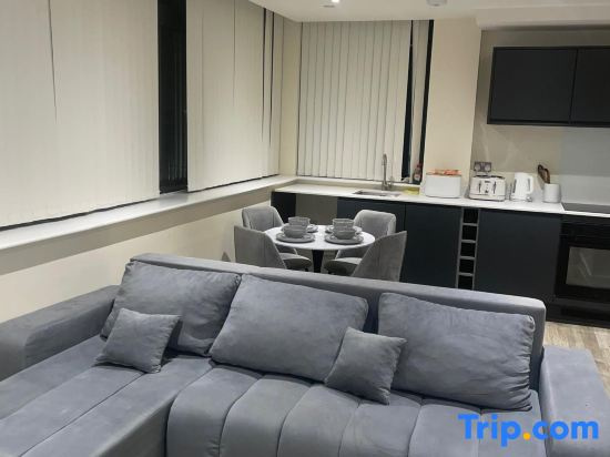Modern 1-Bed Penthouse   Steps from Old Trafford