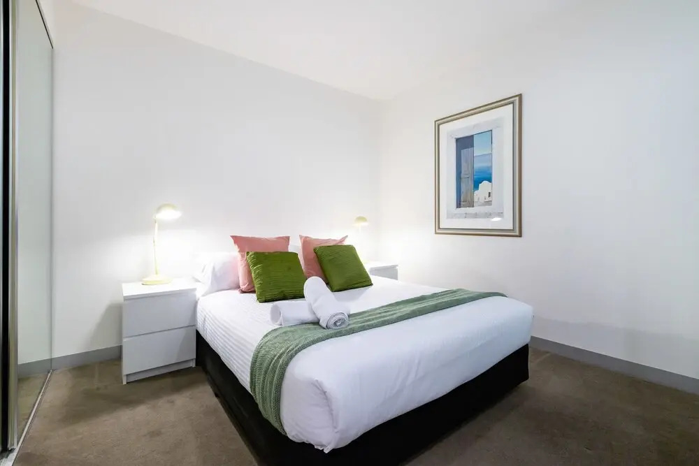 Raphael 2Bdr Carlton Apartment
