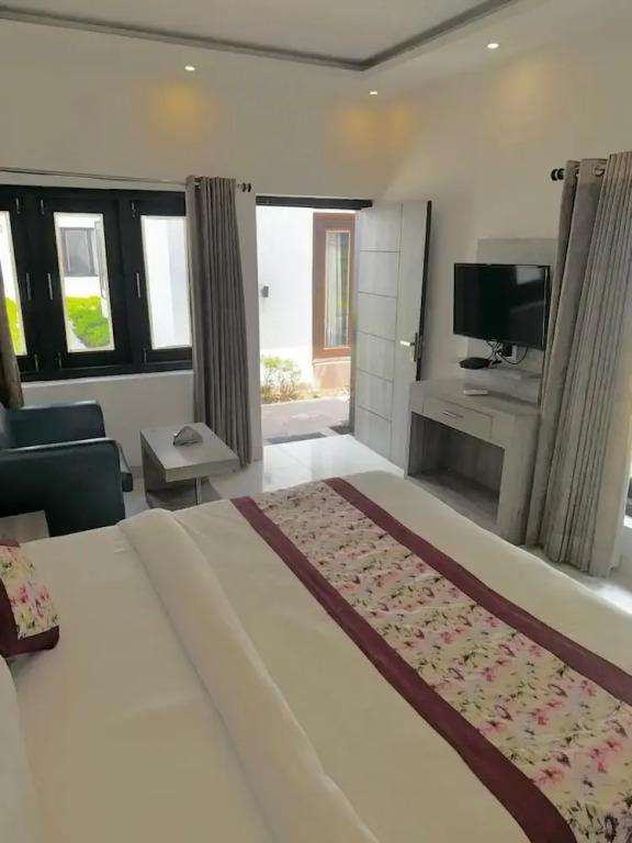 R Cottage Studio Apartments