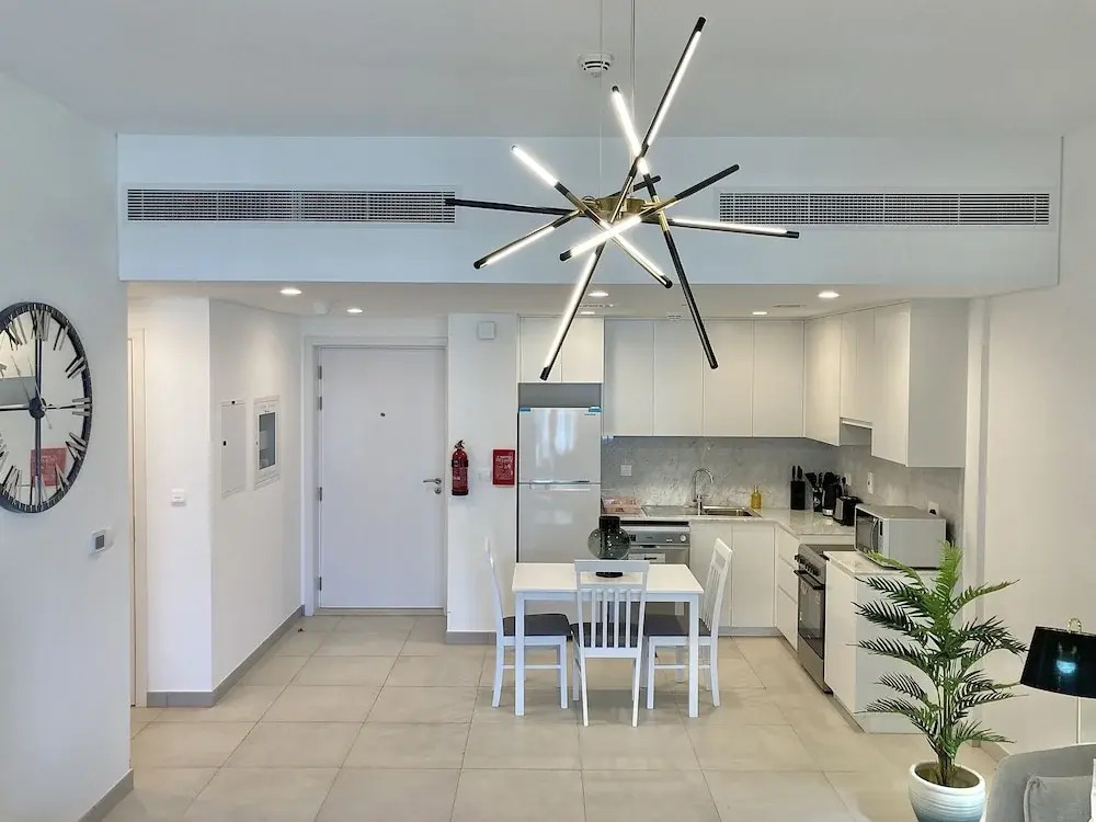 SuperHost - Lavish Condo with Burj View, Steps From Sea
