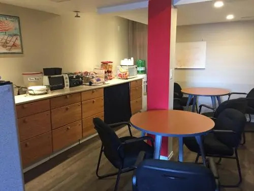 Red Deer Inn & Suites
