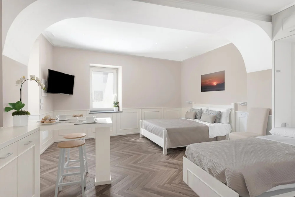 De Vivo Realty - Cyrus&Janus flats