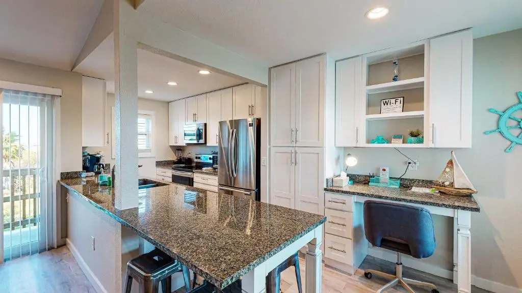 AH-G226 Remodeled Second Floor Condo, Shared Pool & Hot Tub, Near Marina