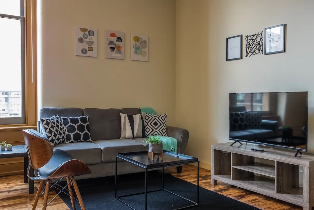 High-Rise Downtown Apts by Frontdesk