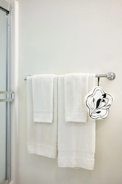 Private Entry Cozy Suite w Patio Bath Kitchenette