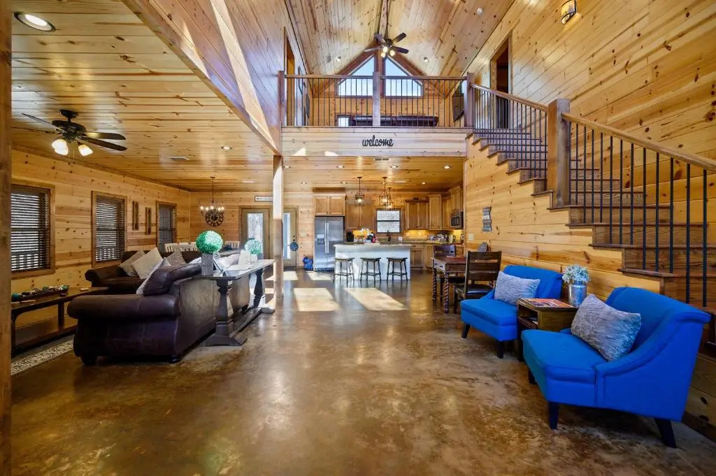 Blossom Belle Lodge Luxury cabin 4 Bedroom, 3.5 Bath sleeps 11