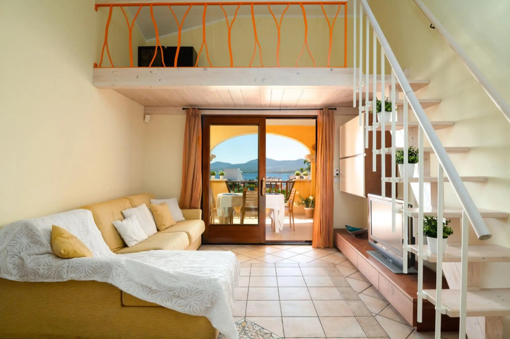 Apartment with a sea view, has 2 bedrooms: one double with en-suite bathroom and one triple with a F-CALA MORESCA