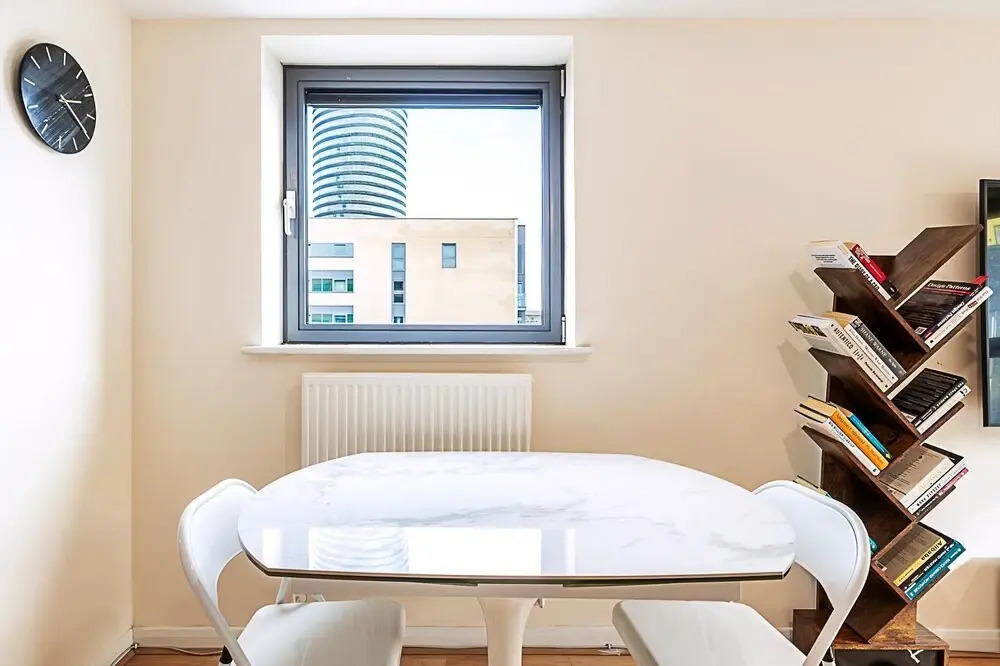 Sleek Flat w/ River Views In Canary Wharf