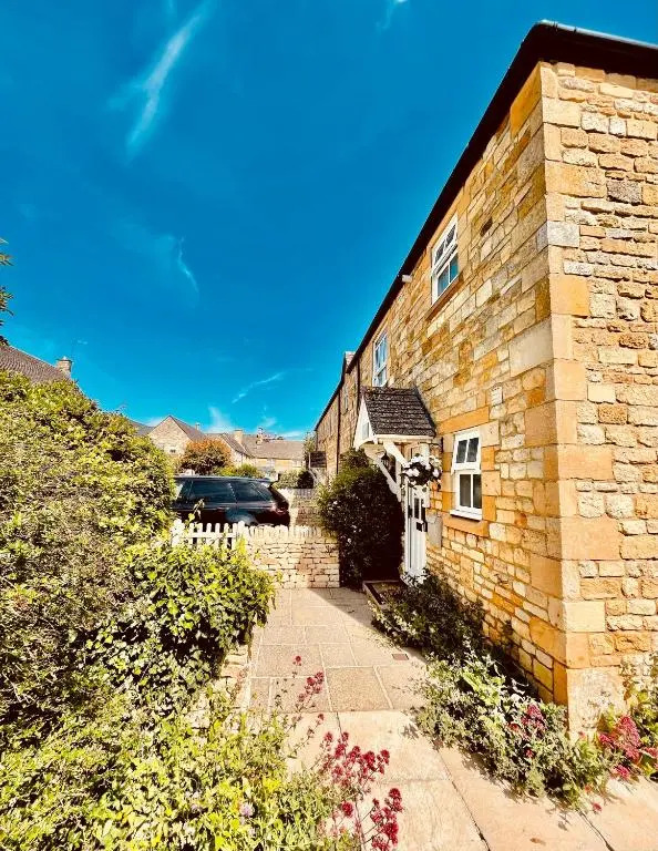 Cotswold Chic Retreats "Jacinabox" 5 Star Chipping Campden-Parking-Garden
