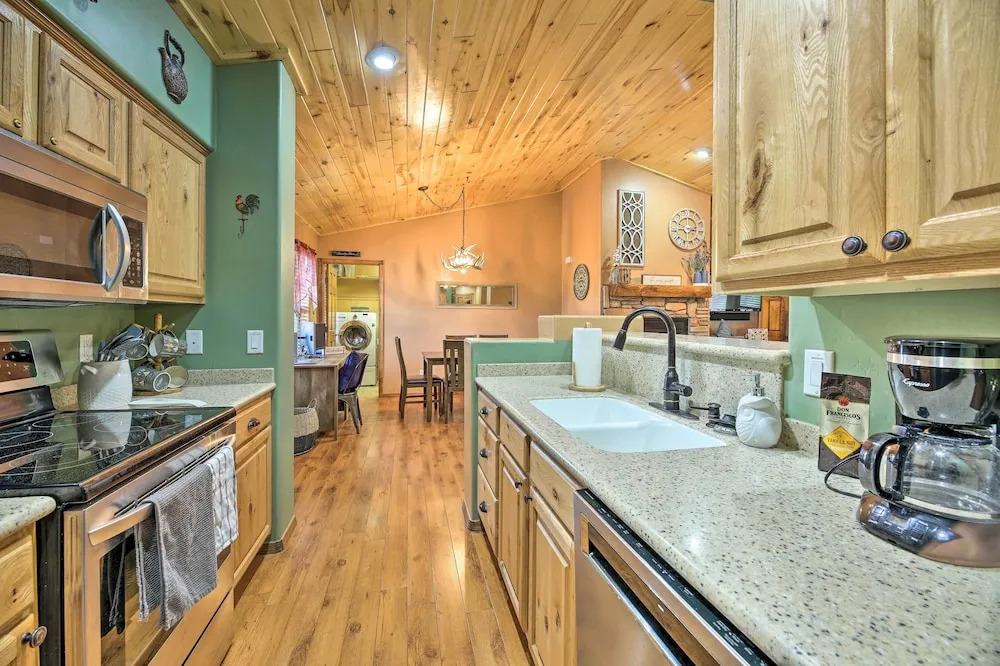 3 Mi to Fool Hollow Lake: Cozy Cabin w/ Deck
