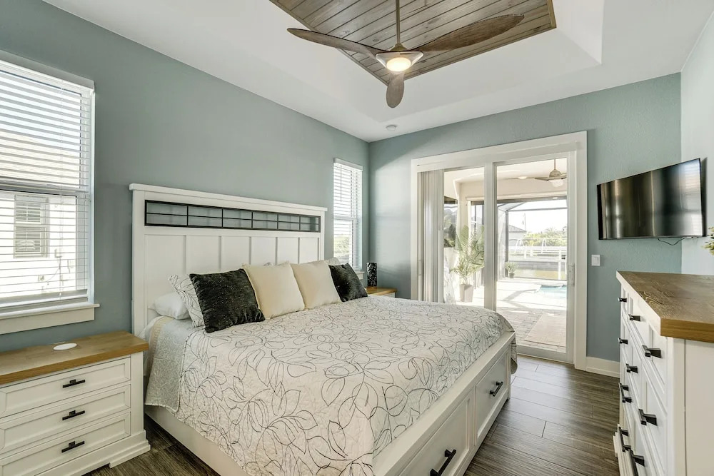 Luxury Waterfront Escape w/ Pool in Port Charlotte
