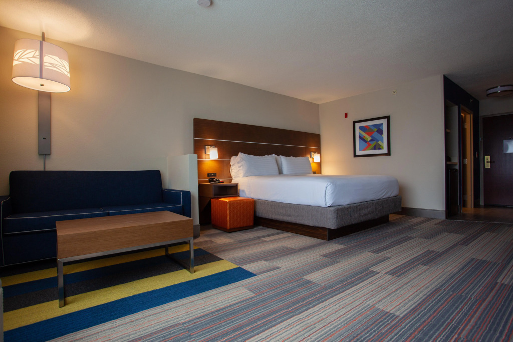 Holiday Inn Express & Suites Atlanta Perimeter Mall Hotel by IHG