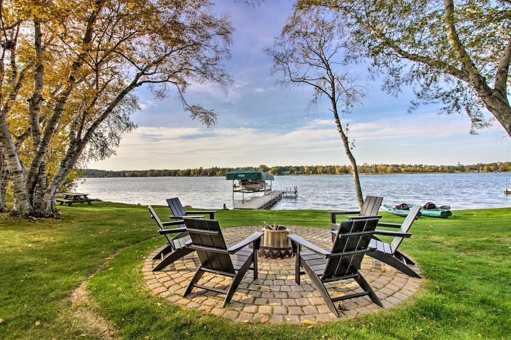 Pelican Lake Getaway on Stunning Peninsula