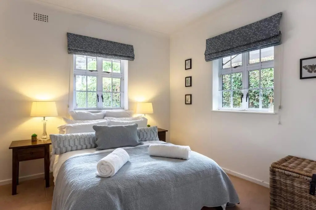 Beautiful 2 bed cottage along Constantia Wine route with pool