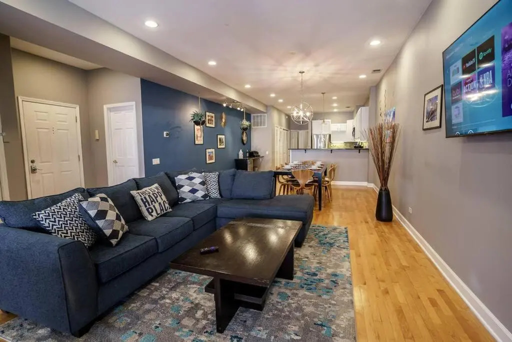 River North 3BR/2BA: HUGE, Parking, Center Chicago