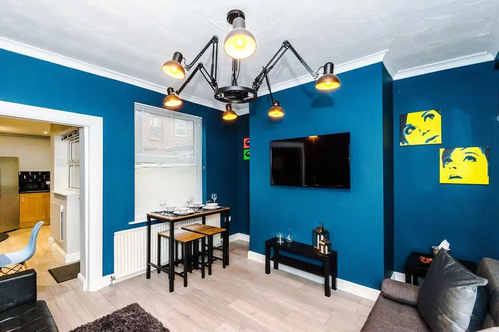 FAMILY LUXURY HOUSE, SLEEPS UP TO 8! Wifi & Parking
