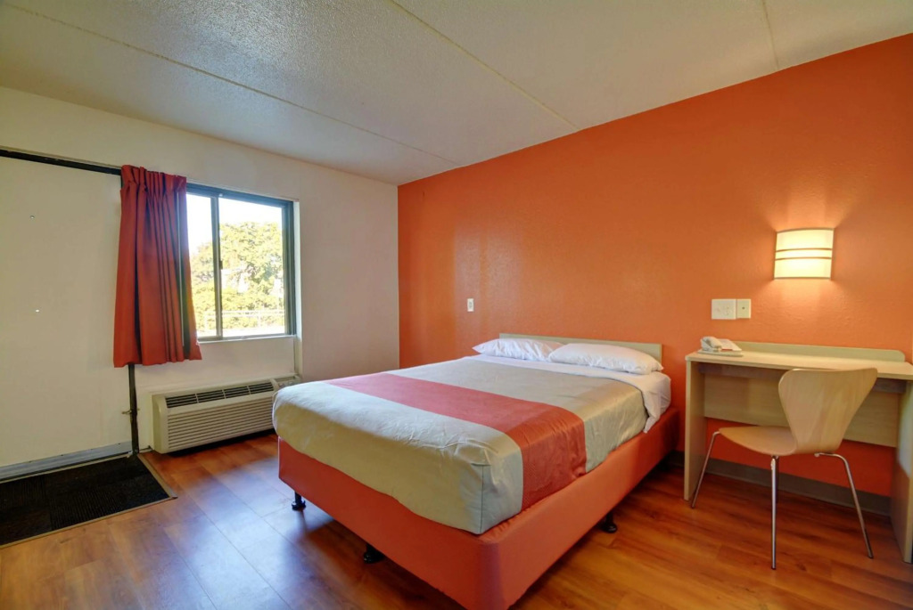 Motel 6 Chicopee, MA - Springfield