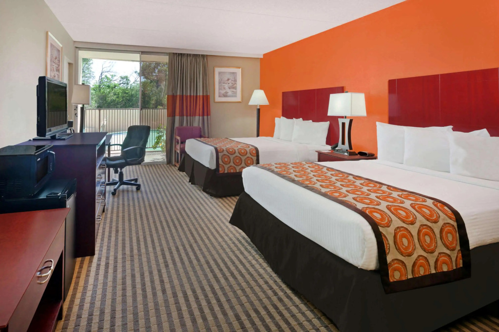 Howard Johnson by Wyndham Arlington Ballpark / Six Flags