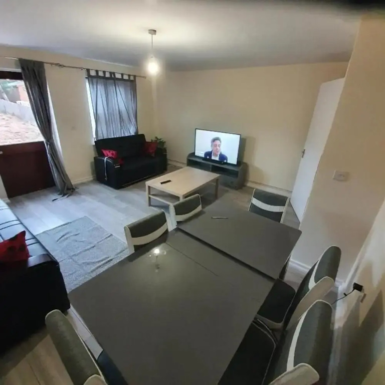 4 Bed House Sleeps 12 - Private Garden - Parking
