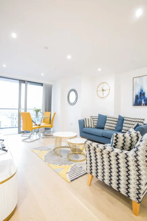 Canary Views One Bed and Bath Apartment