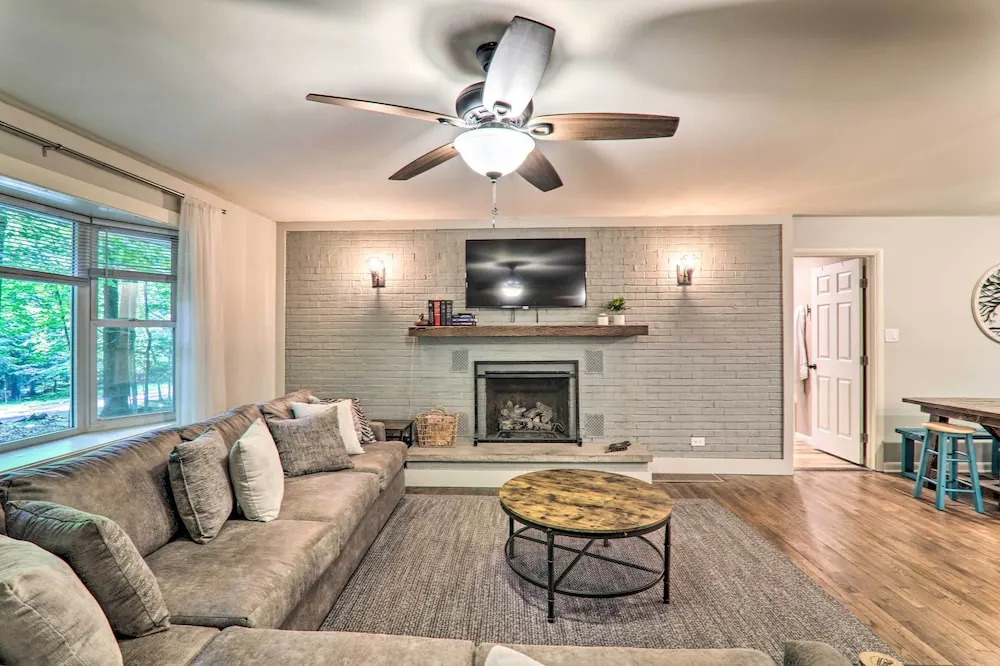 Sunroom, Fire Pit + Sauna: Lake Locust Village Gem
